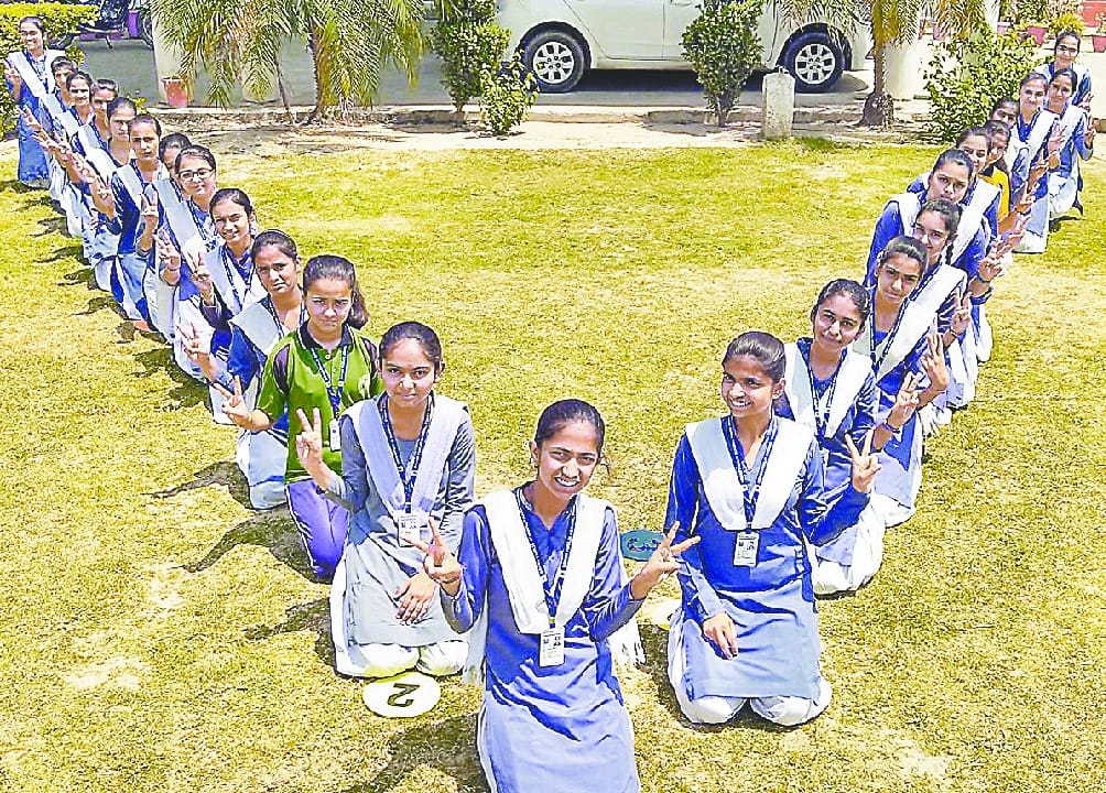 tution ke bina jai gupta bana janpad topper