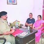 सीओ मेडिकल हरिमोहन से बात करतीं महिला आयोग की सदस्य राखी त्यागी