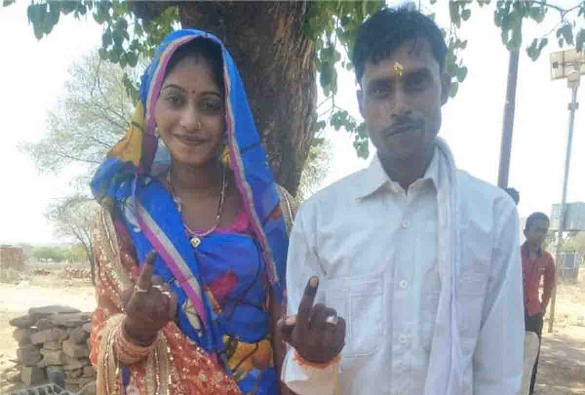 bride and groom reached polling center for voting
