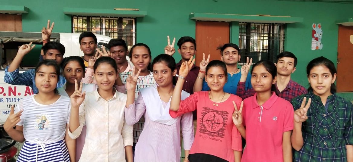 97.6 फीसदी अंक प्राप्त कर गोल्डी बनीं टॉपर