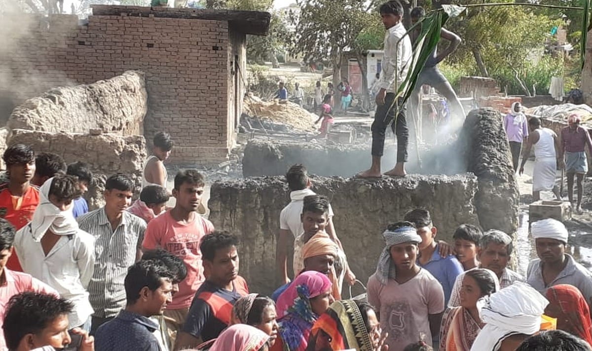 14 houses burnt in azamgarh two women injured in fire