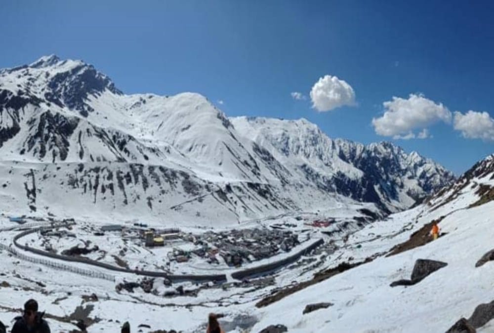 Char dham yatra 2019 Snow covered kedarnath dham Pilgrims take Caution