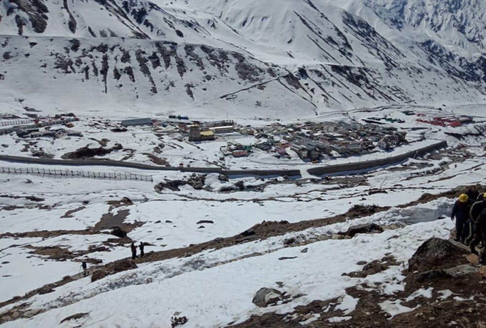 Char dham yatra 2019 Snow covered kedarnath dham Pilgrims take Caution