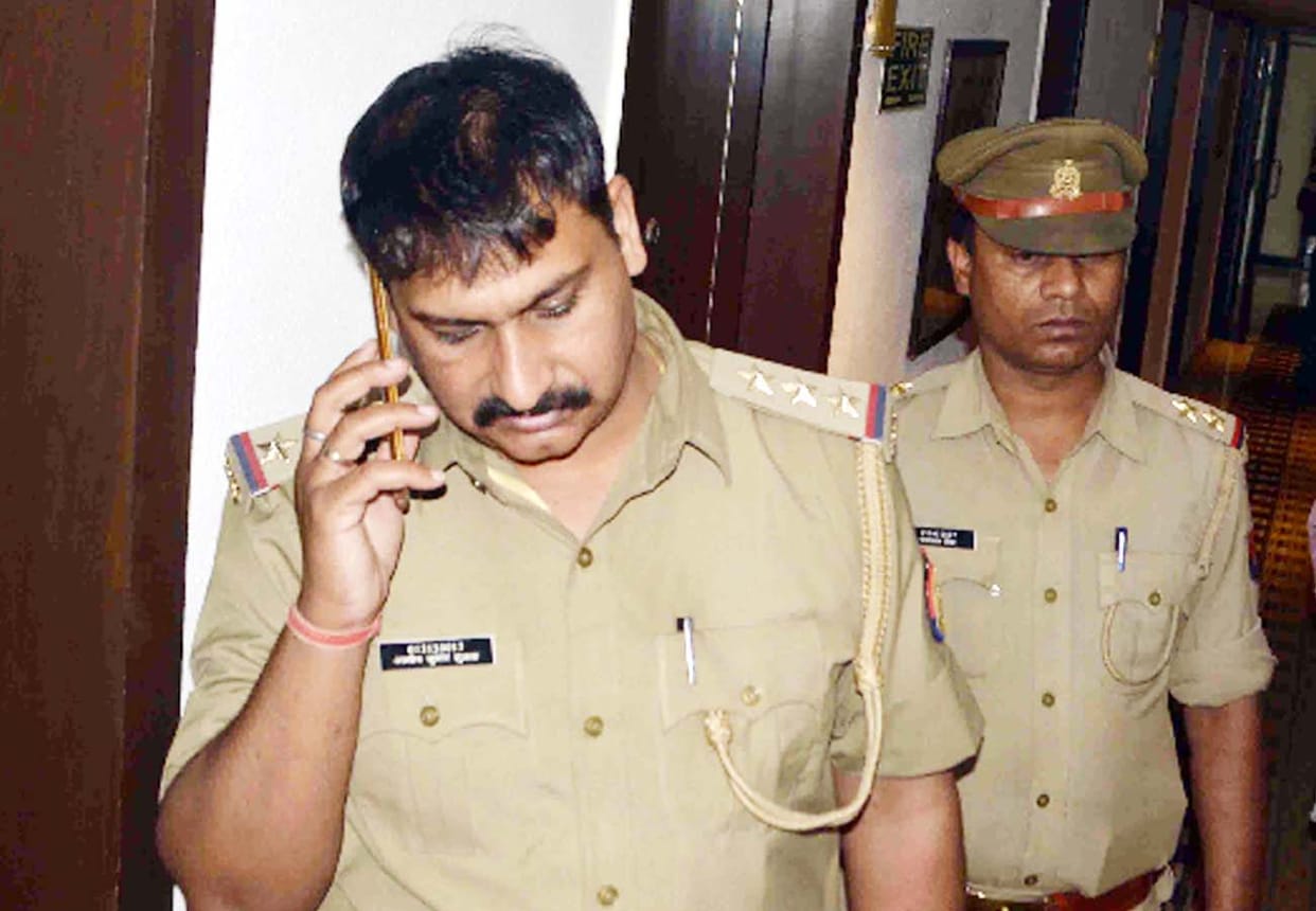 theft with Businessman's wife in Landmark Hotel worth one million jewelery and cash