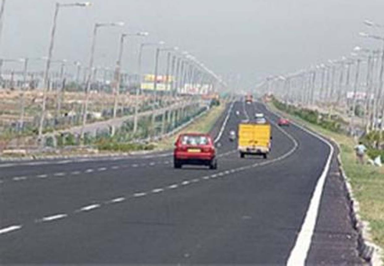 car tire burst on expressway in kannauj four injured