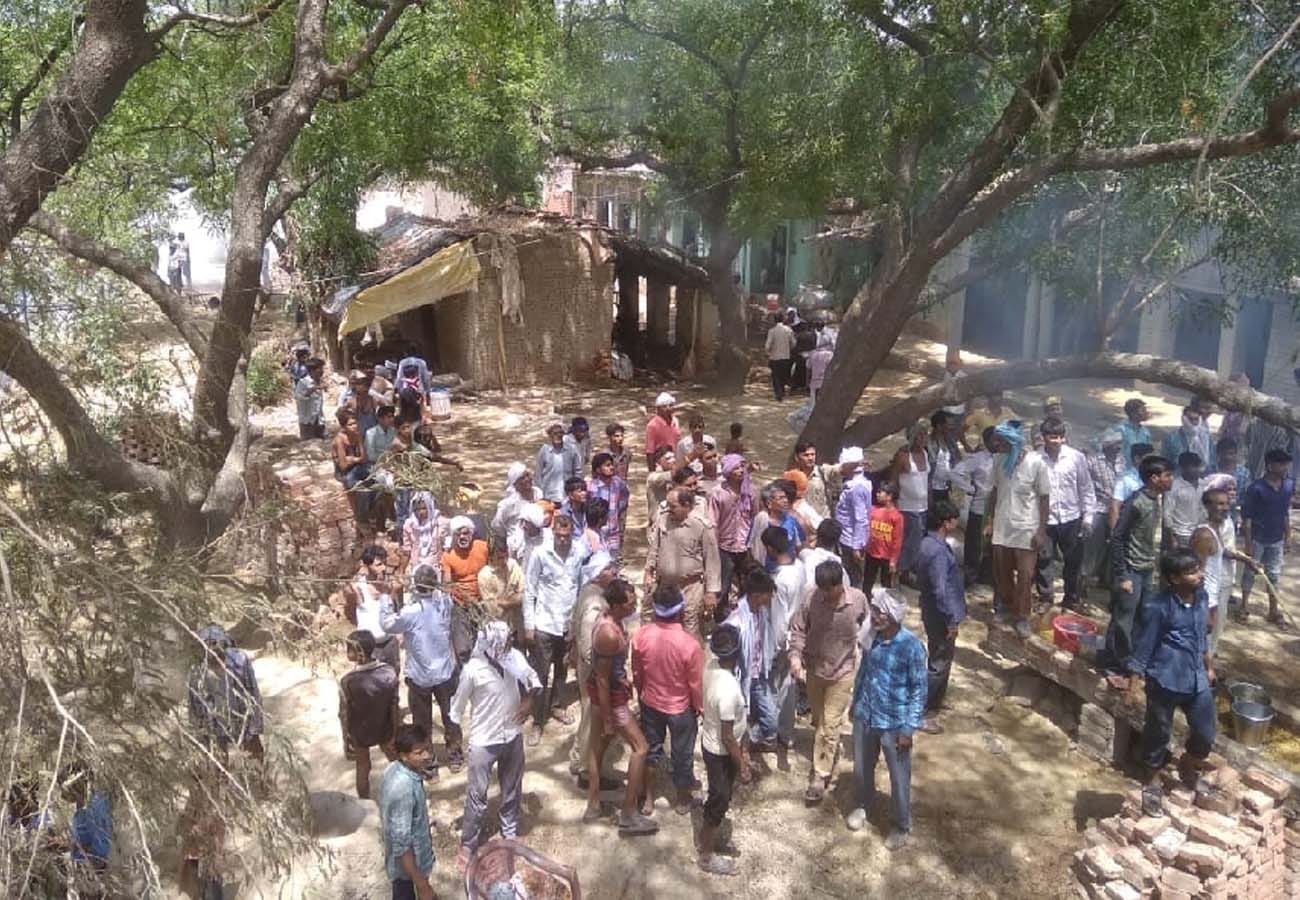 thirteen animal and sixteen house burnt into fire in fatehpur
