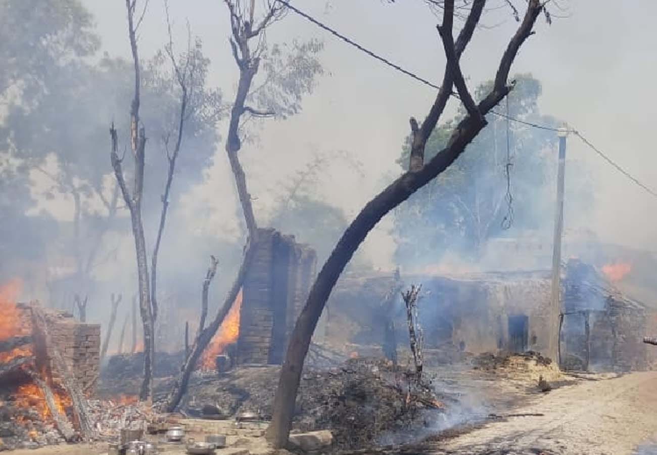 thirteen animal and sixteen house burnt into fire in fatehpur
