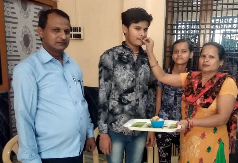 96.2 फीसदी अंक के साथ देवेश बना जिला टॉपर