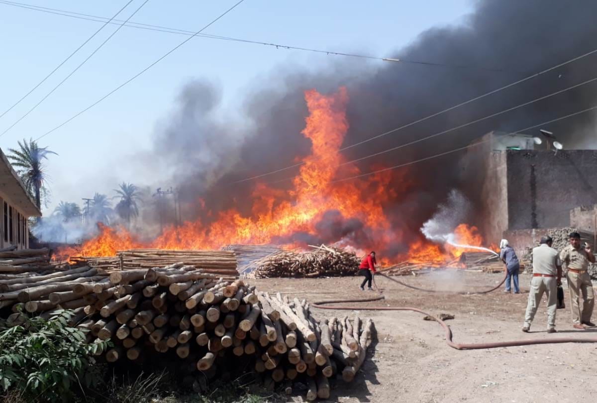massive fire at mohanlalganj in lucknow, 8 fire brigade on site