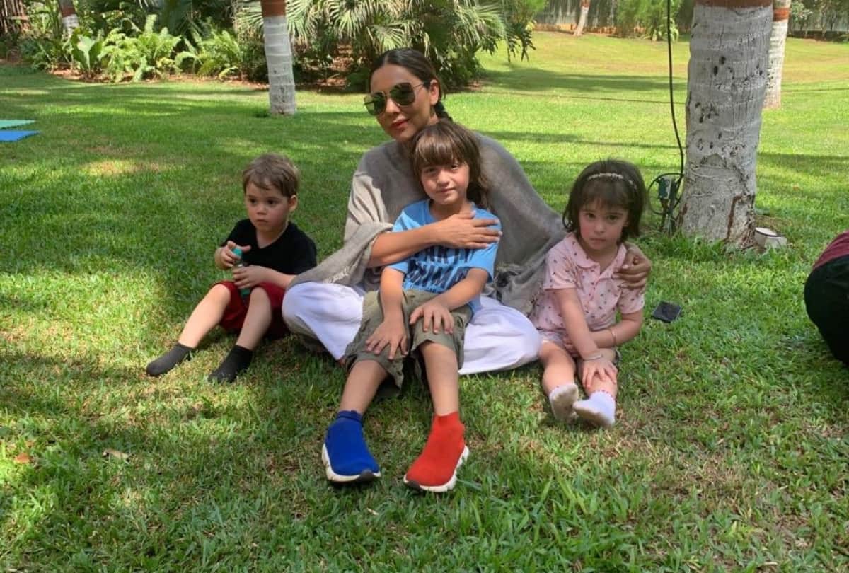 shah rukh khan share gauri khan and abram picture said maa tujhe salam
