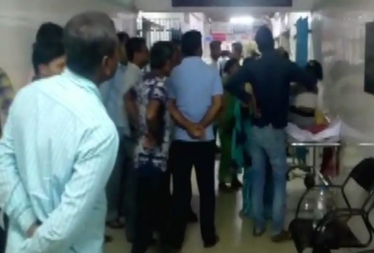 चिकित्सकों के देरी से पहुंचने पर अस्पताल में हंगामा