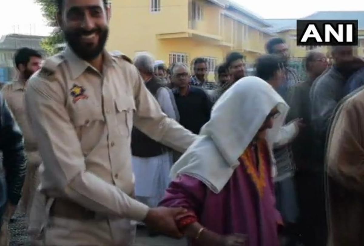 latest photo of Lok Sabha Chunav 2019 Polling In Ladakh Pulwama And Shopian