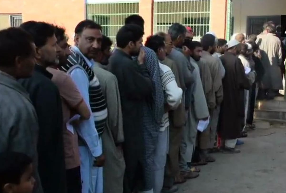 latest photo of Lok Sabha Chunav 2019 Polling In Ladakh Pulwama And Shopian