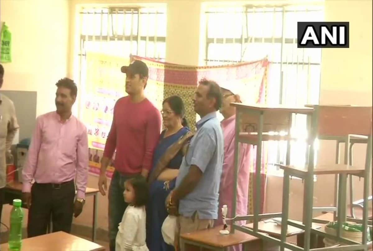 Lok Sabha Chunav 2019: Celebrities who cast votes in fifth phase polls