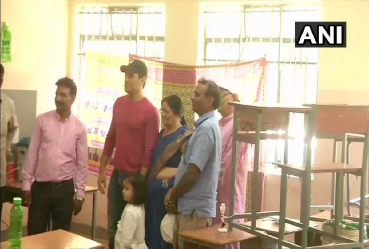 MS Dhoni cast his vote with wife Sakshi and posts a video with daughter Ziva