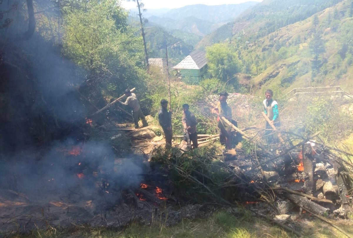 Cremation of Four BJP workers Killed In car Accident Near Mandi Himachal Pradesh