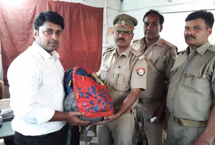 chowki incharge returned bag to a man
