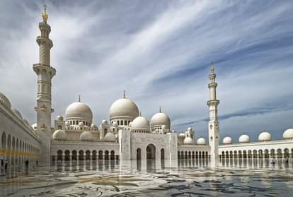 sheikh zayed grand mosque in Abu Dhabi 40 thousand people worship namaz