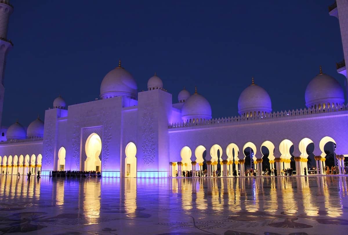 sheikh zayed grand mosque in Abu Dhabi 40 thousand people worship namaz