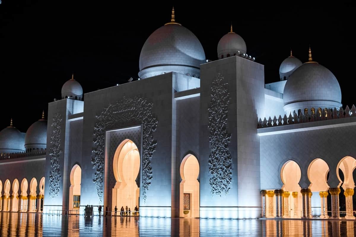 sheikh zayed grand mosque in Abu Dhabi 40 thousand people worship namaz