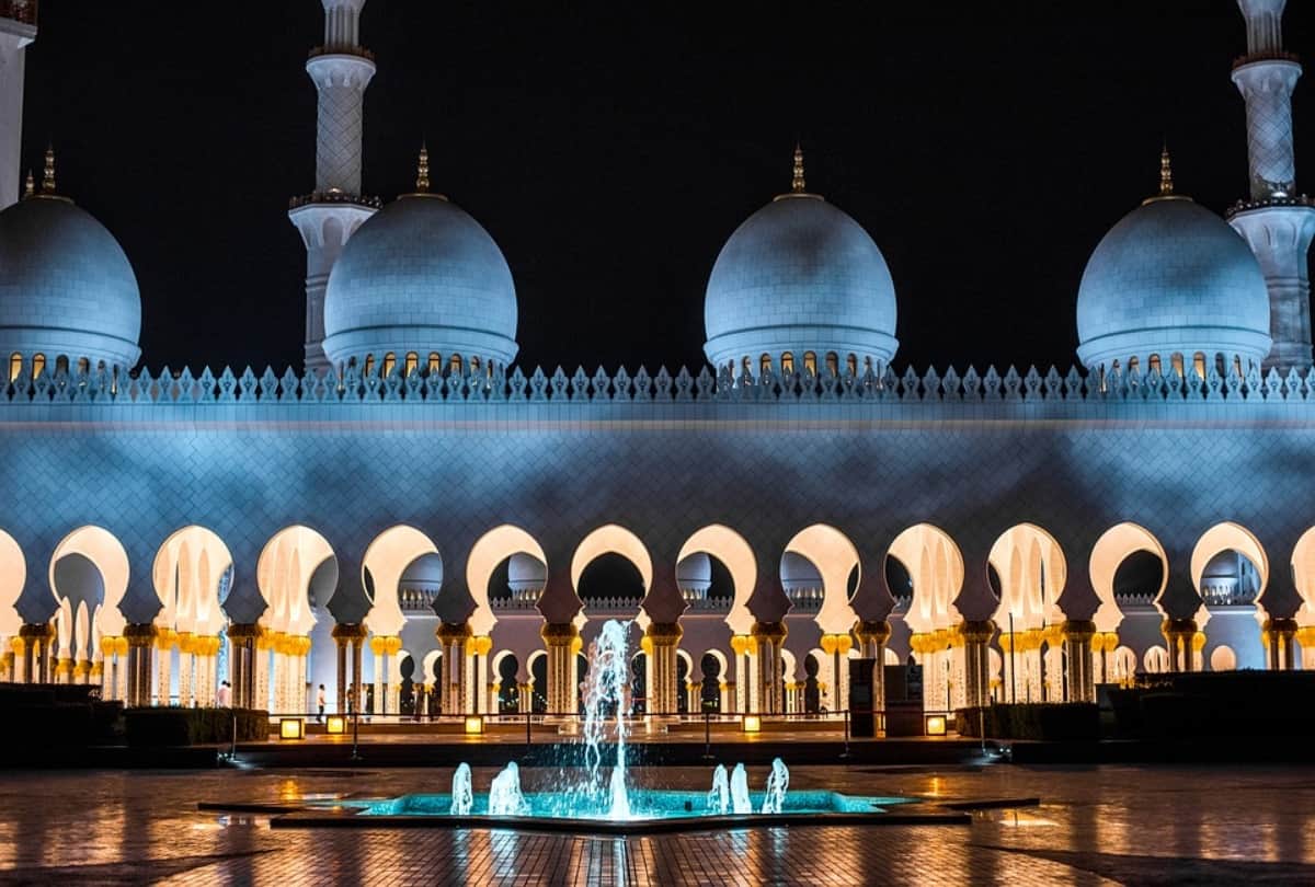 sheikh zayed grand mosque in Abu Dhabi 40 thousand people worship namaz