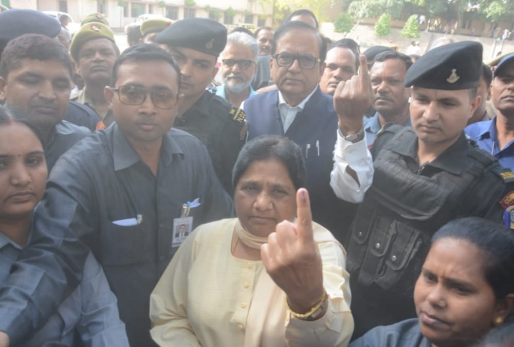 Lok Sabha Elections 2019 People queued up for voting in lucknow.