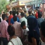 झगड़े करते हुए सैलानी