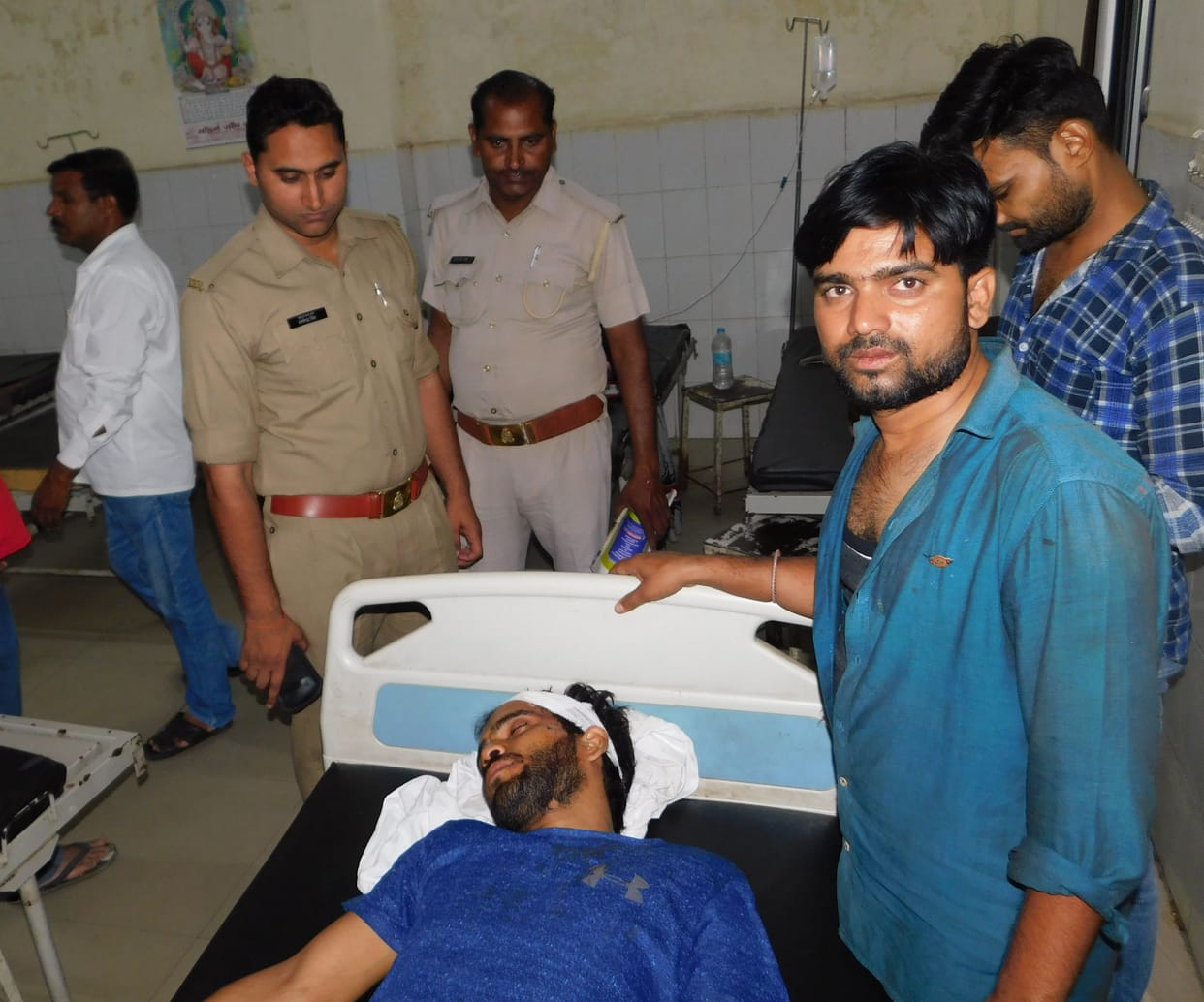 युवकों से मारपीट कर 60 हजार और दो अंगूठी  लूटीं