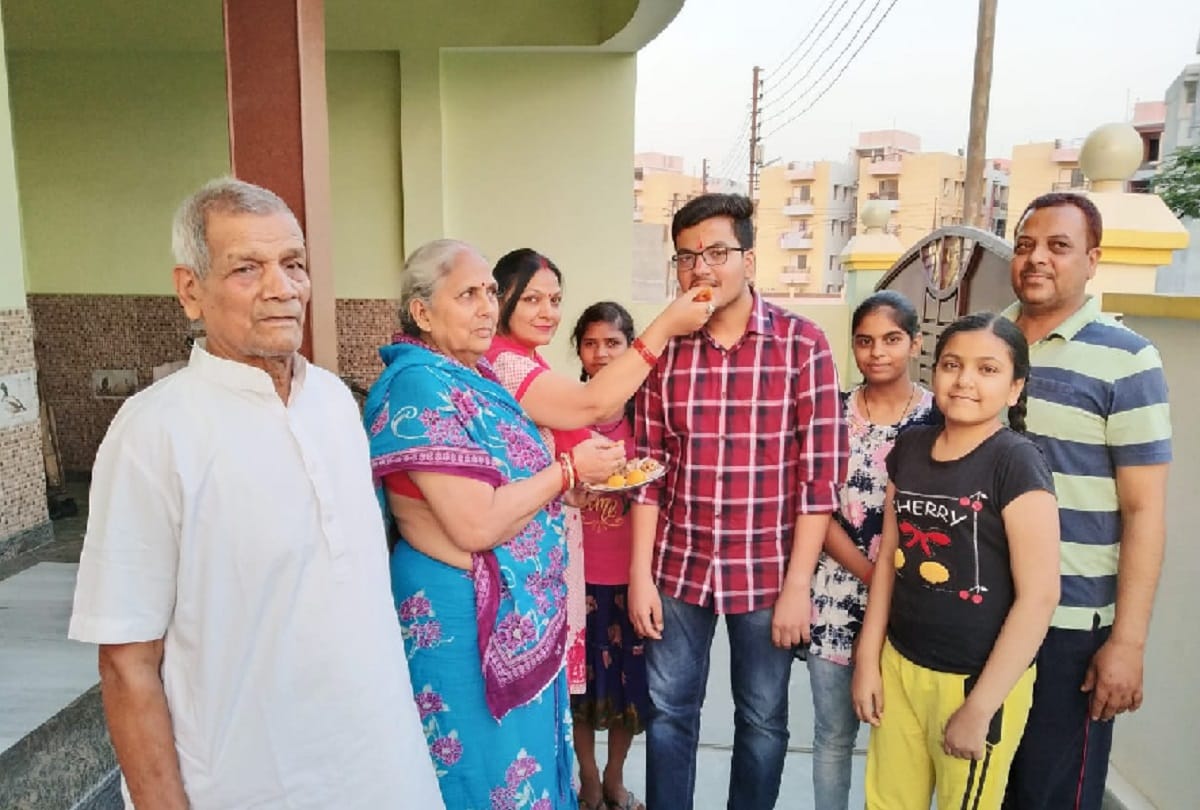 Sakshyam Singh Became jointly second topper in UP with 99.20% Marks in 10th CISCE Exam