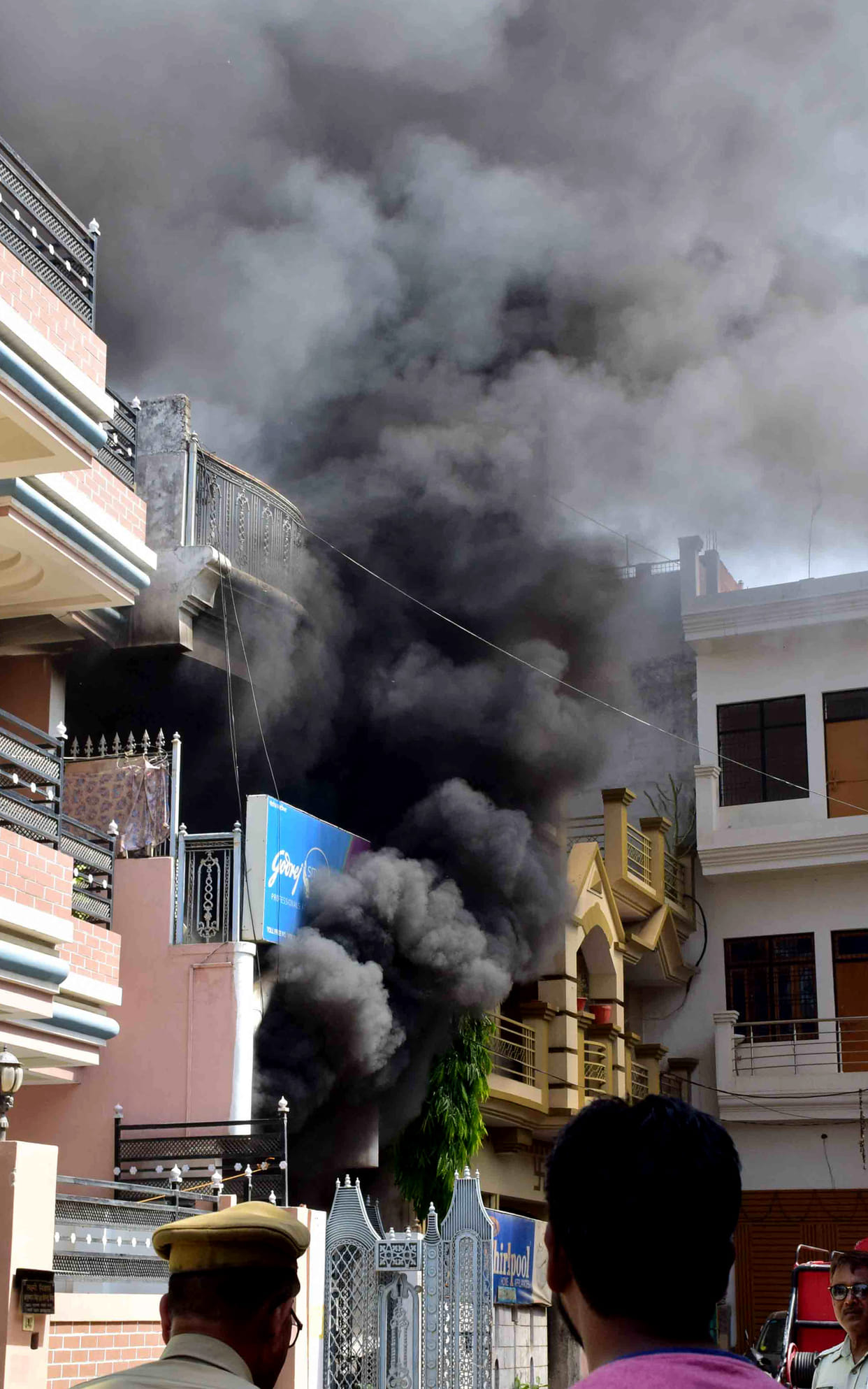 fire in srrvice center ni prayagraj