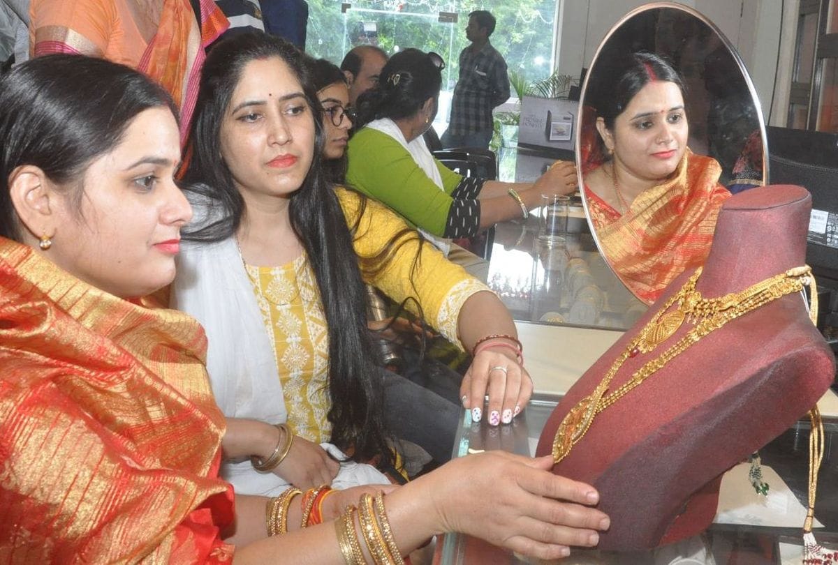Market boom on Akshaya Tritiya after dhanteras sell of gold diamond