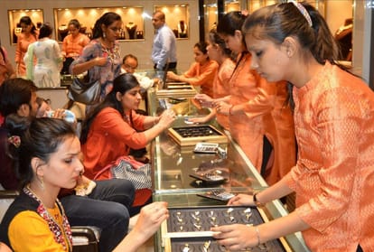 Market boom on Akshaya Tritiya after dhanteras sell of gold diamond