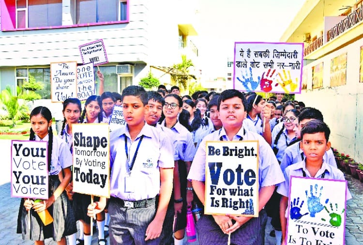 Lok Sabha Elections 2019, Rally by School Students under Amar Ujala Voter Awareness Campaign