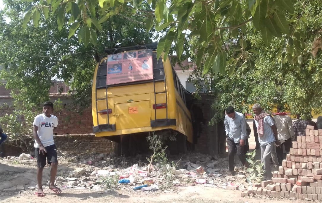 Bus accident in azamgarh and driver died many injured