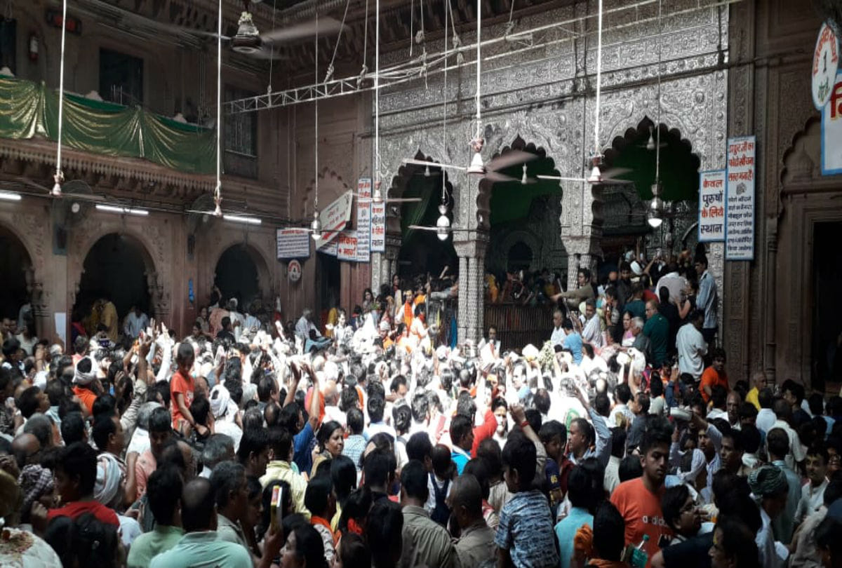 akshaya tritiya devotees gathered for banke bihari charan darshan in vrindavan
