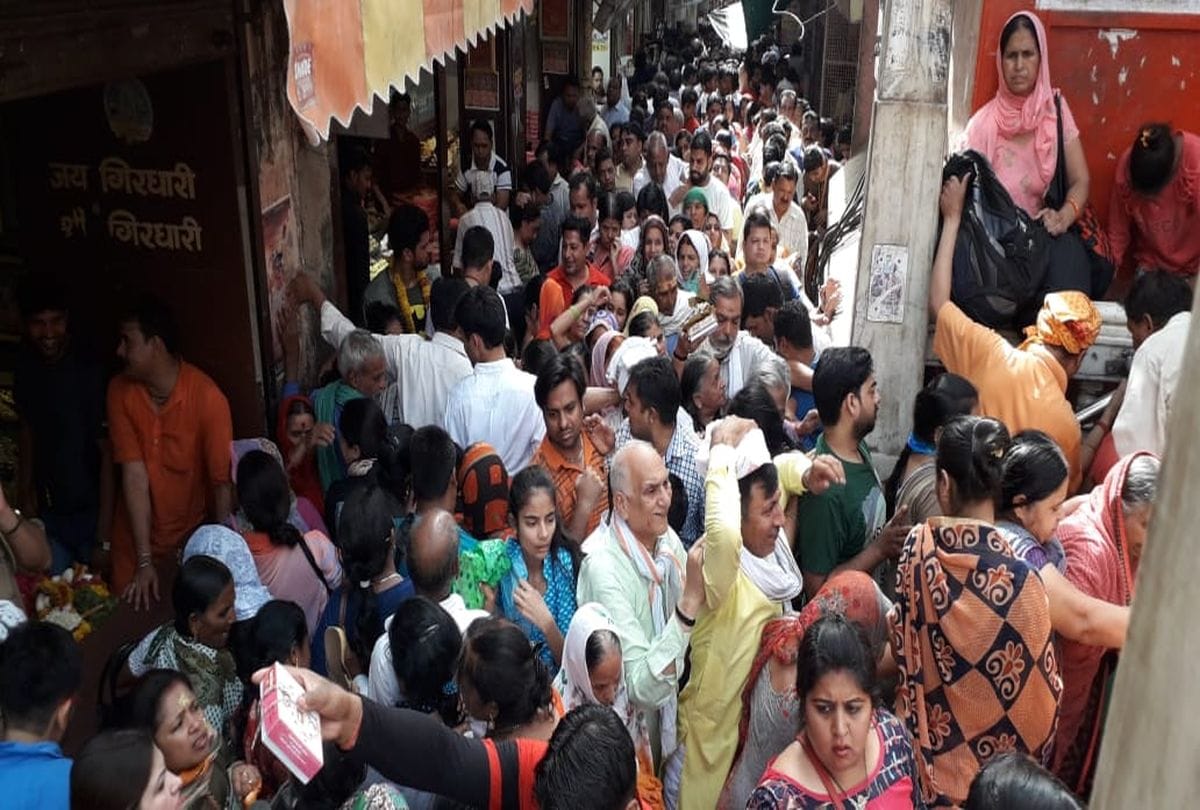 akshaya tritiya devotees gathered for banke bihari charan darshan in vrindavan