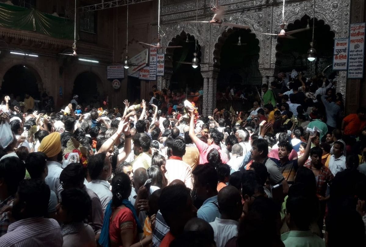 akshaya tritiya devotees gathered for banke bihari charan darshan in vrindavan