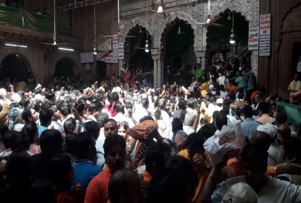 akshaya tritiya devotees gathered for banke bihari charan darshan in vrindavan