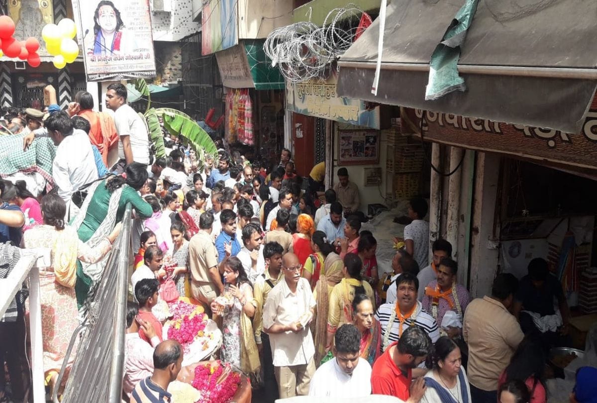 akshaya tritiya devotees gathered for banke bihari charan darshan in vrindavan