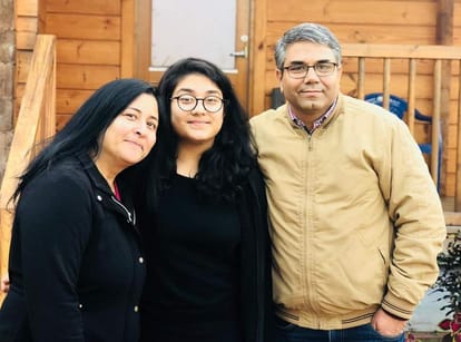 अपने माता-पिता के साथ रागिनी पंत