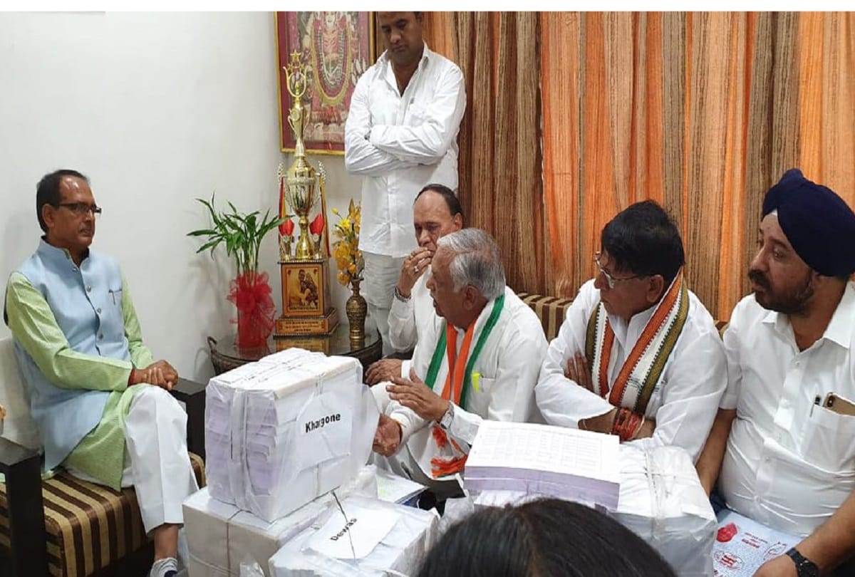 Lok Sabha Chunav 2019:Congress delegation reach Shivraj singh home with proof of loan waivers