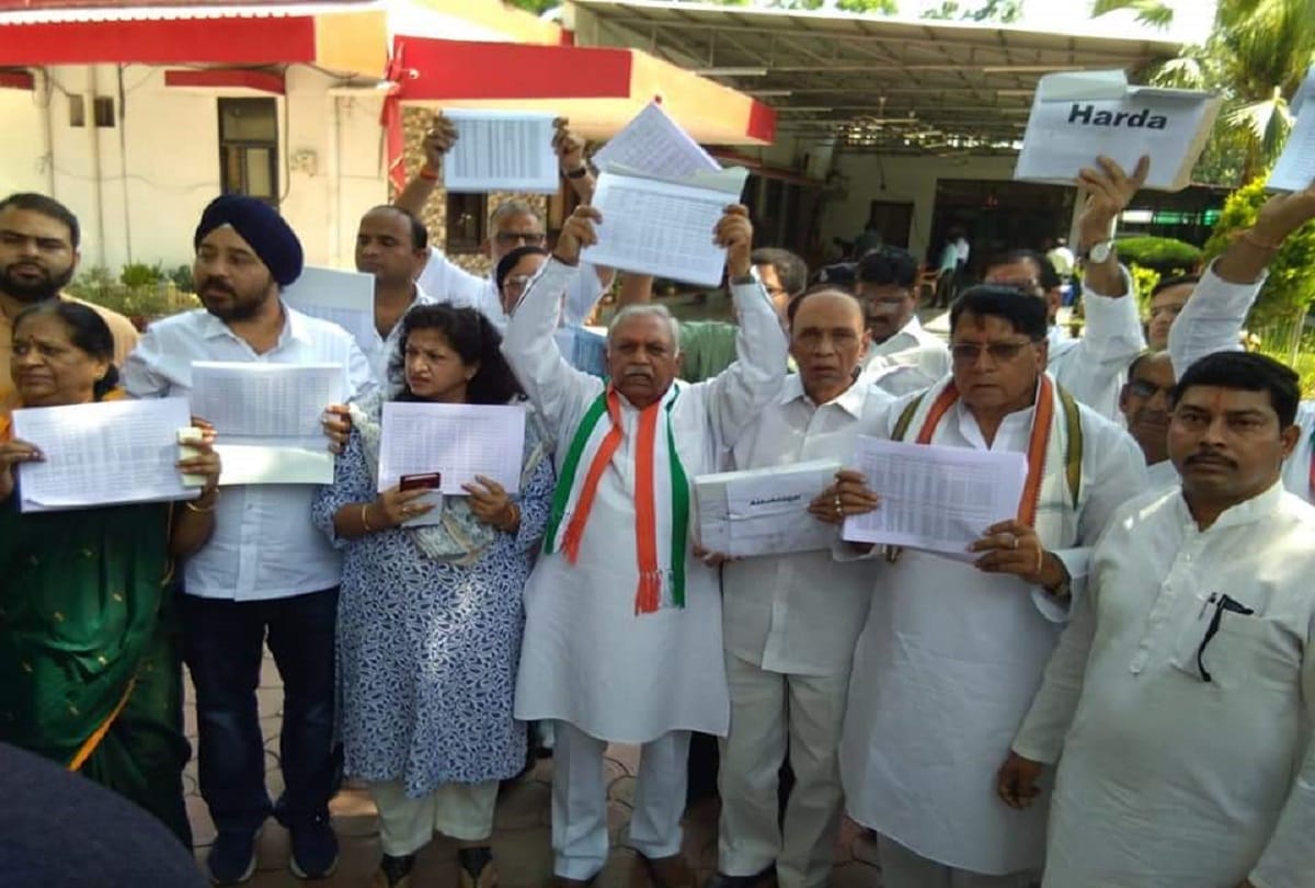 Lok Sabha Chunav 2019:Congress delegation reach Shivraj singh home with proof of loan waivers
