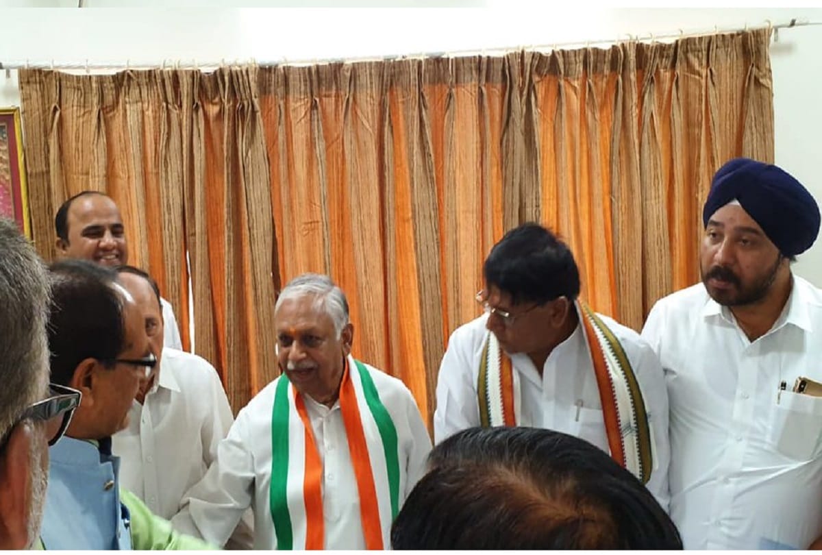 Lok Sabha Chunav 2019:Congress delegation reach Shivraj singh home with proof of loan waivers