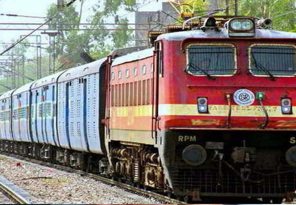 woman attacked boy with knife in train
