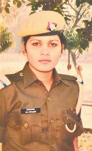 In the grip of the train, cut the hands and feet of the female police personnel