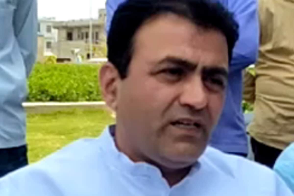 RLD Former Minister Yograj Singh indecency with restaurant manager on the food bill