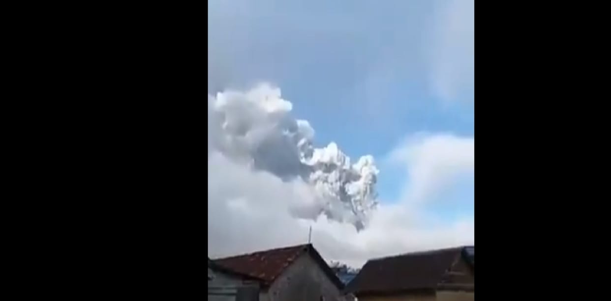 indonesia sinabung volcano erupts again smoke and ash dust spread to 2000 meters