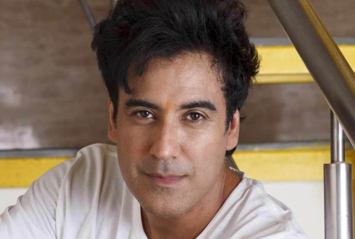pooja bedi and band of boys supports actor karan singh oberoi