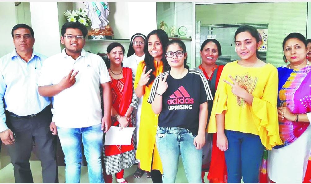गीतांशी, देवर्षिका और अनुराग ने किया टॉप
