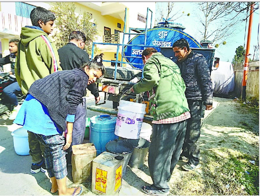 water crises in champawat, people stand in line for water